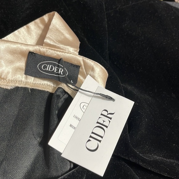 Dresses 3 for $50
NWT Women’s Velvet Cider Mini Bow Bodycon Dress Size Large - Picture 6 of 6